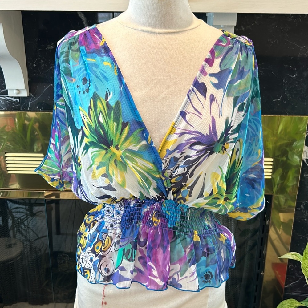 Peekaboo shear top